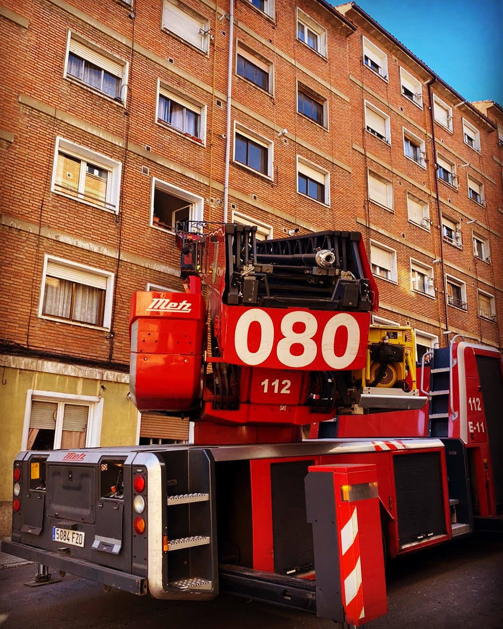 Los bomberos intervienen en un accidente sanitario en la calle Peña Ercina
