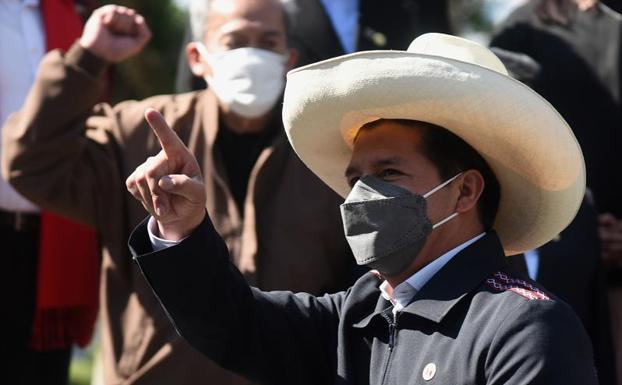 El presidente Castillo destituye al Gobierno de Perú