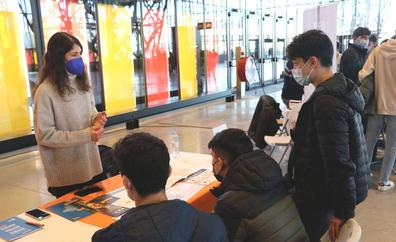 600 alumnos deciden su futuro universitario en el Palacio de Exposiciones