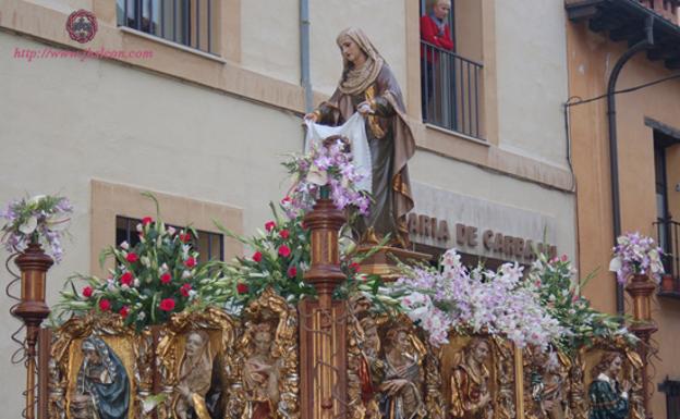 El Dulce Nombre presenta su nuevo paño del paso de la Verónica y el cartel de los actos de Semana Santa