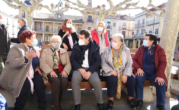 Mañueco promete incrementar las ayudas para el sector maderero y defiende la caza y la pesca como «actividad sostenible»