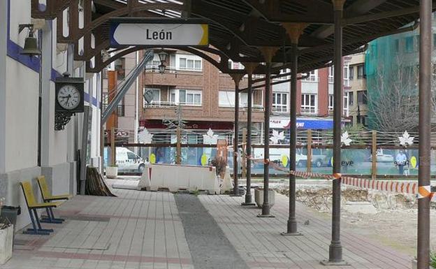 IU Local León tacha de «improvisada» la urbanización de la estación de Feve