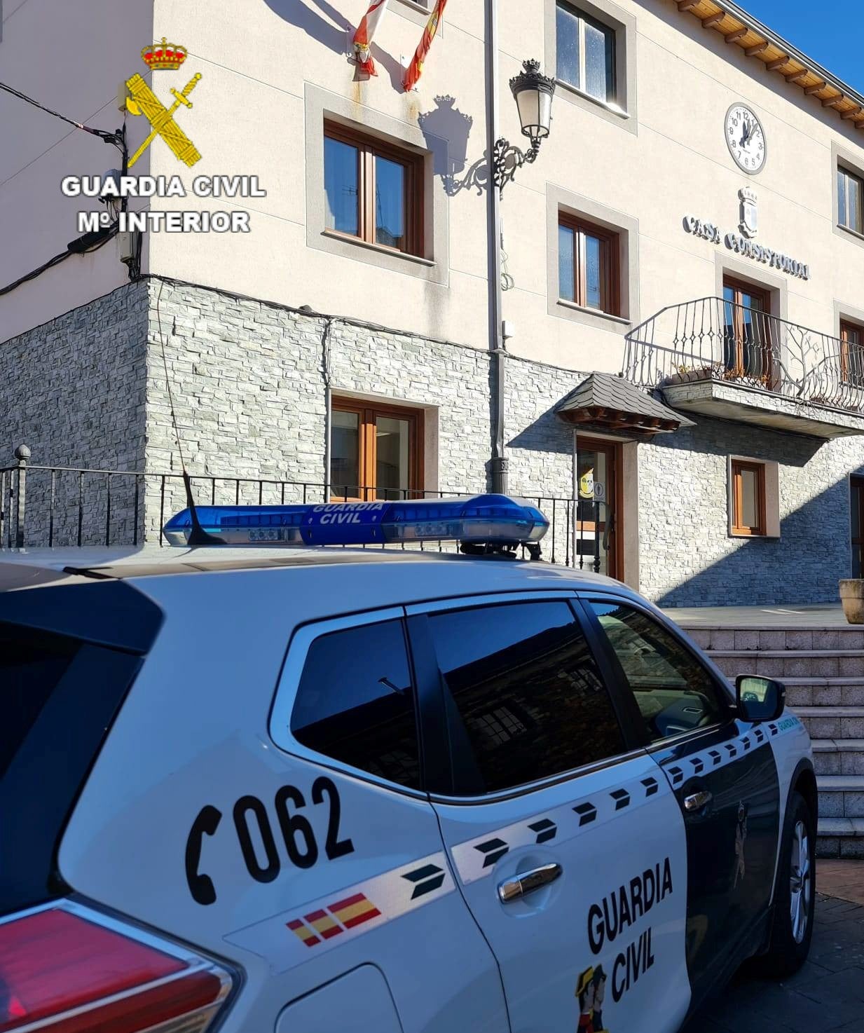 Investigan a un varón sospechoso de lanzar artefactos incendiarios al Ayuntamiento de Páramo del Sil