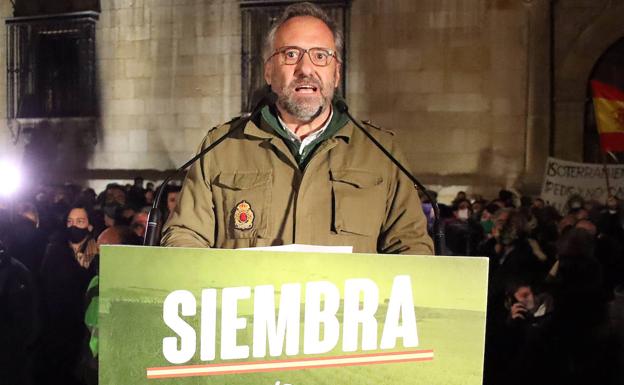 Pollán promete «soluciones» para las empresas familiares en su visita a La Bañeza