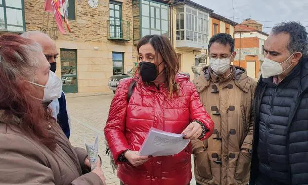 El PSOE de León visita la Alta Valduerna para conocer la problemática de los macroparques fotovoltaicos