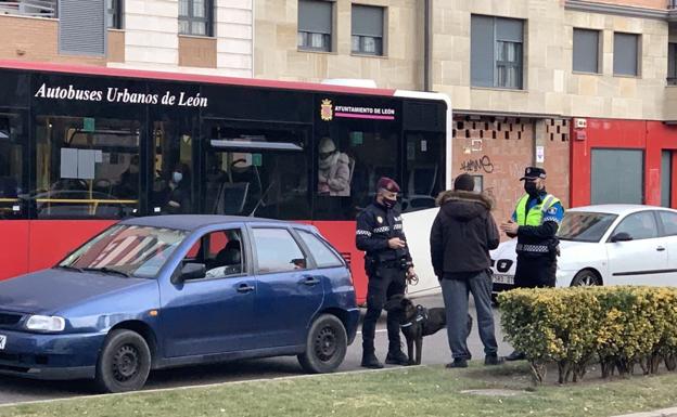 Un control de 75 vehículos en León se salda con cinco denuncias, tres de ellas por ITV caducada