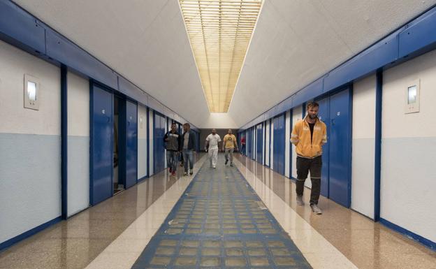 Un preso de Villahierro fuerza la puerta de la celda, inutiliza las cámara e intenta agredir a los funcionarios