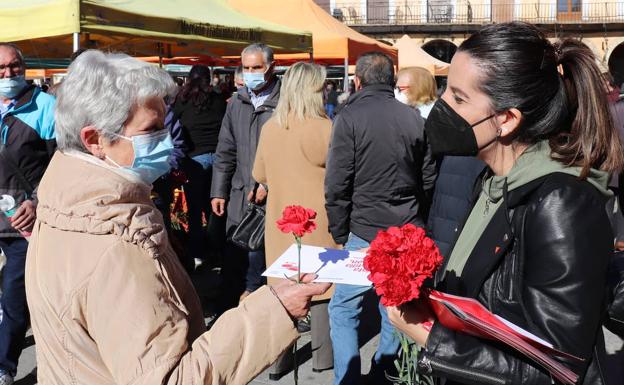 Rubio defiende en el mercado de la Plaza Mayor el plan estratégico para el comercio de los socialistas a las Cortes