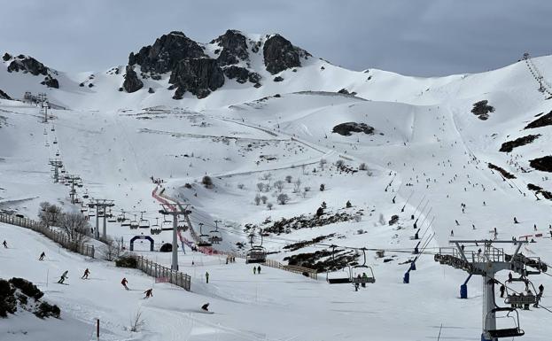 Las estaciones invernales leonesas acogen a más de 8.600 esquiadores durante el fin de semana