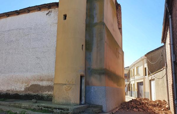 Urdiales de Páramo exige una solución para la torre de la iglesia mientras el riesgo de derrumbe sigue aumentando