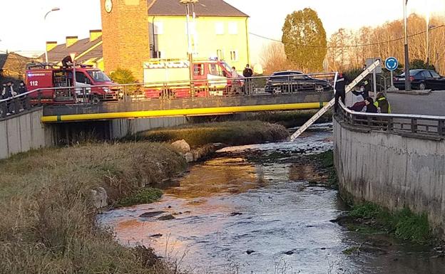 Bomberos de Ponferrada rescata a un hombre que se había precipitado al Arroyo de Naraya