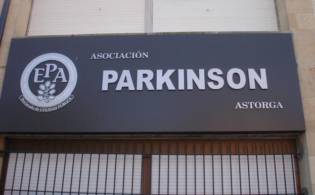 Parkinson Astorga recibe 2.000 euros de Fundación Alimerka para su proyecto de apoyo psicológico