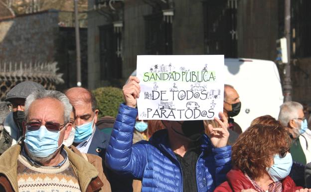50 leoneses piden en Botines más presupuesto para sanidad y ven al PP «incapaz de cumplir promesas»