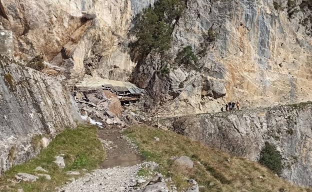 Un derrumbe de tierra y roca corta un tramo de la Ruta del Cares en Picos de Europa