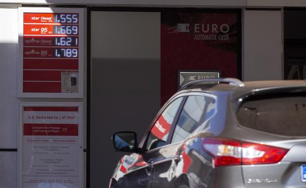 Los combustibles se superan: la gasolina, a 1,55 y el diésel, a 1,44 euros