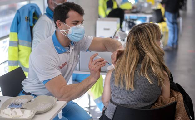 Las sociedades científicas, contra Laporte: «Las vacunas anticovid salvan vidas»