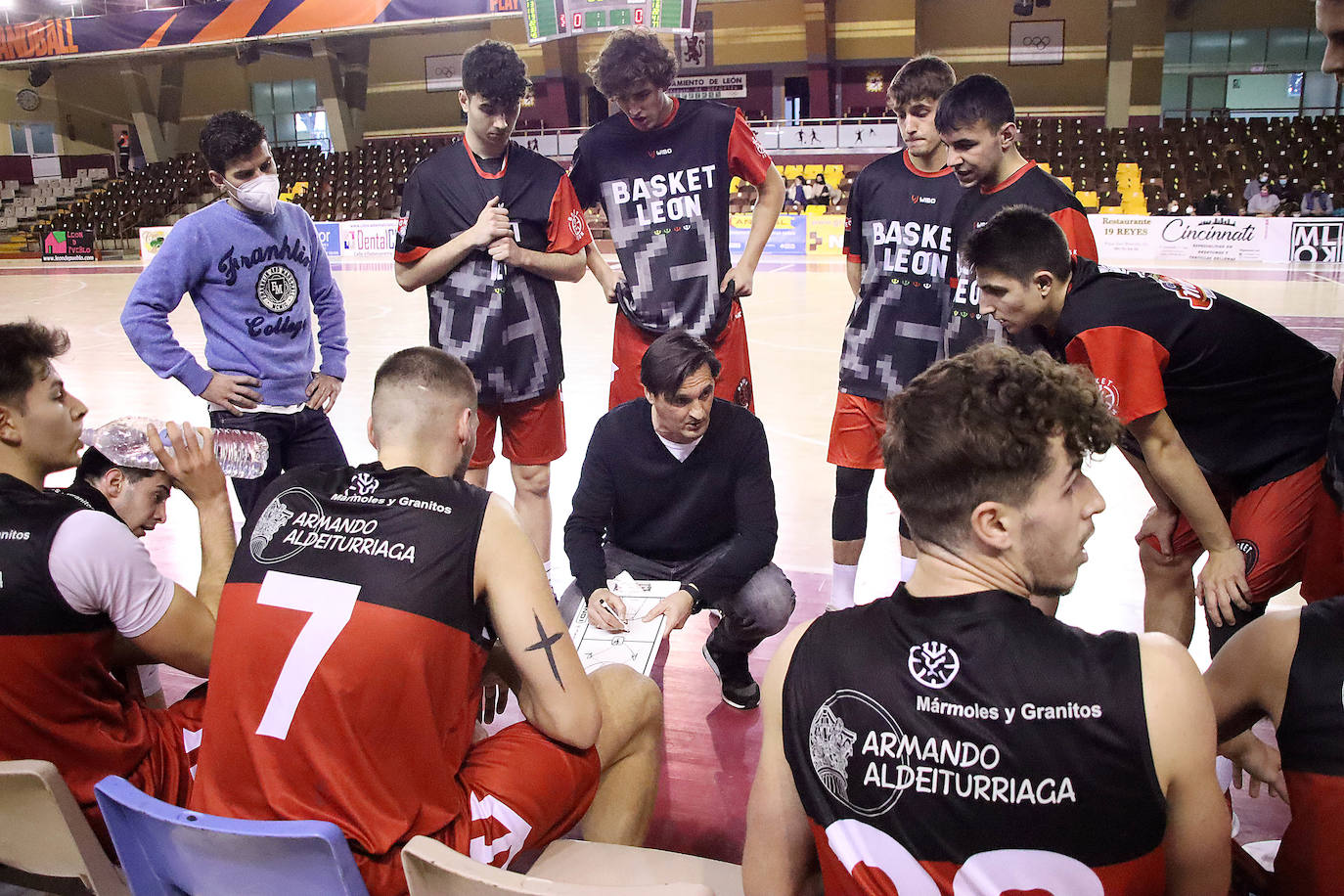 El Basket León busca asentarse en Ourense