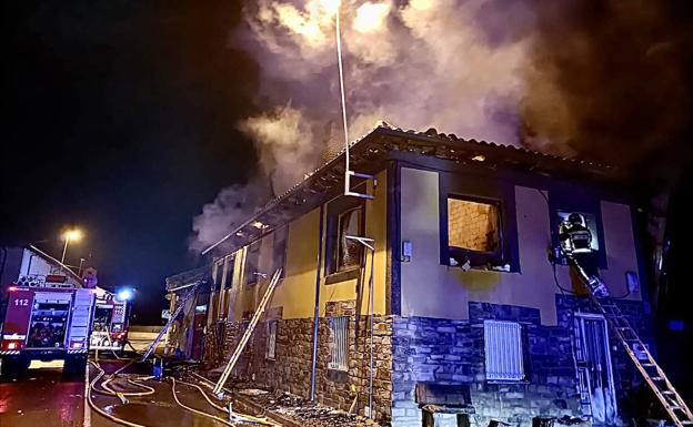 Una vivienda en Vega de Antoñán resulta pasto de las llamas