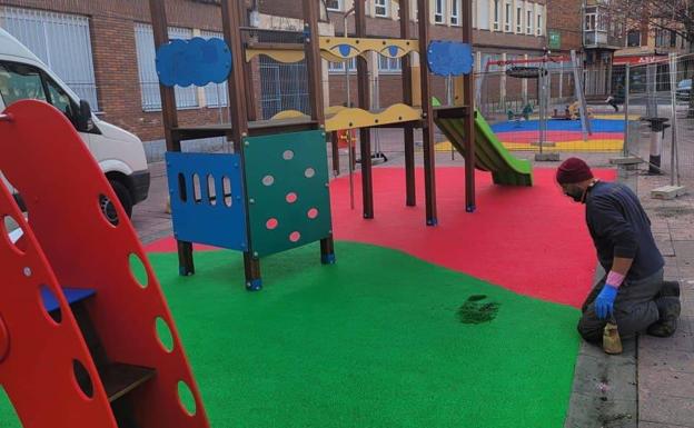 El Ayuntamiento de León finaliza las obras del área de juegos del parque Martín Sarmiento