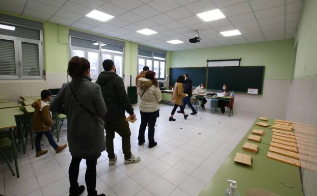 León se anima a votar: 120.000 ciudadanos ya han acudido a las urnas, aunque la participación cae 3 puntos