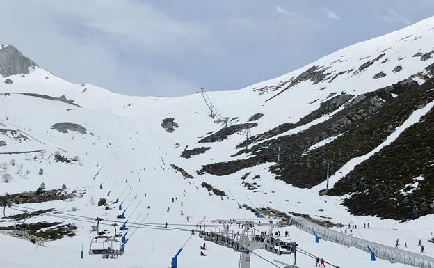 Las estaciones invernales leonesas reciben a más de 7.500 esquiadores