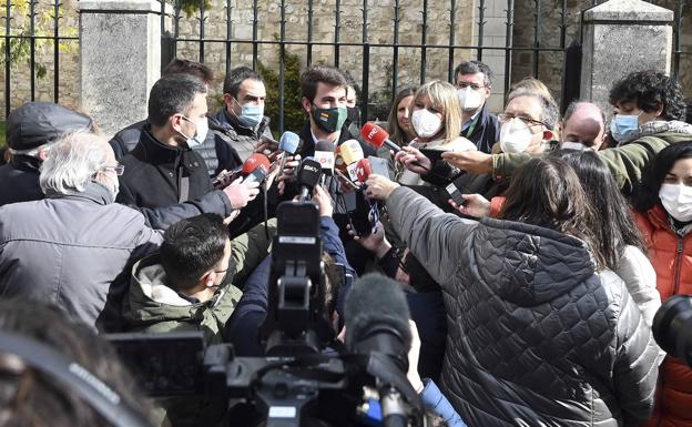 Vox León desmonta una carpa colocada frente a la Junta que preparó como punto de encuentro de sus apoderados