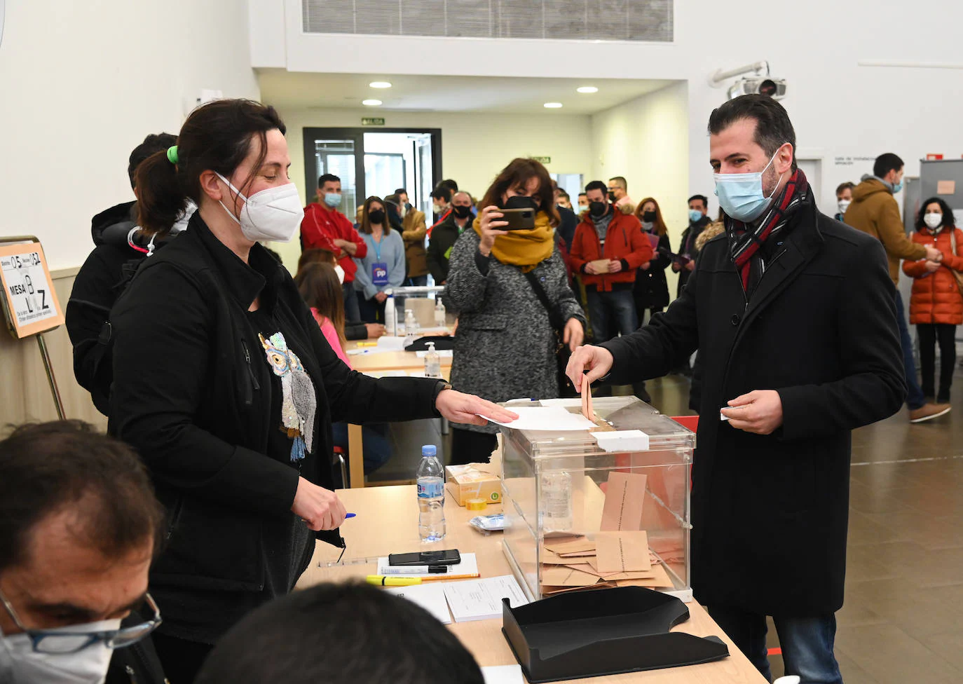 Tudanca ejerce su derecho a voto en Burgos