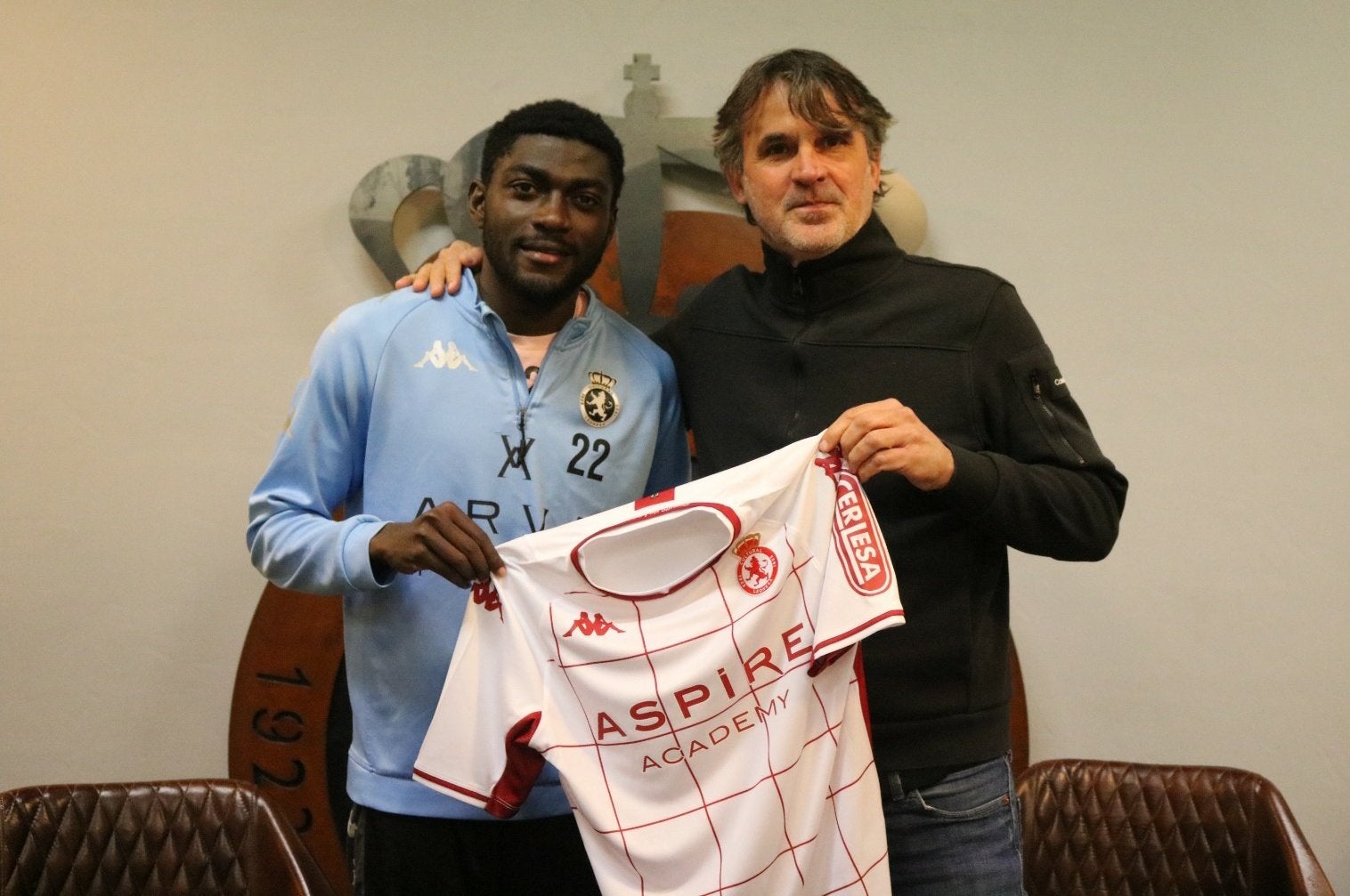 Angong, el precoz trotamundo de la Cultural: «El equipo tiene intensidad, el míster exige mucho»