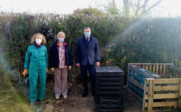 León cede un compostador al centro Sagrado Corazón para el reciclaje de su materia orgánica