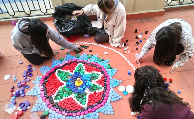 Tapones reciclados como arte en Maristas San José