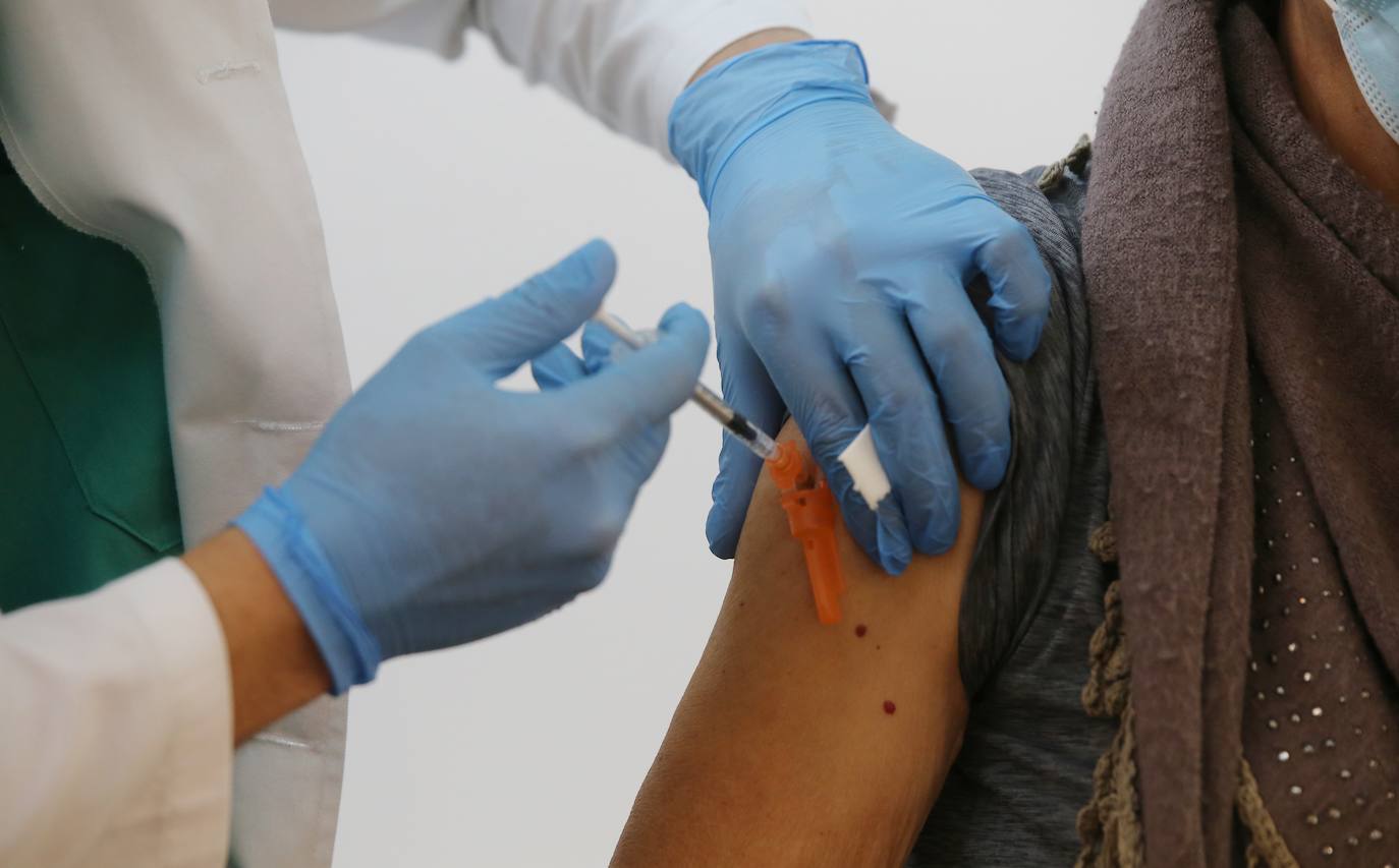 La Junta inicia en marzo la inoculación de la cuarta dosis contra la covid-19 en León para personas de alto riesgo
