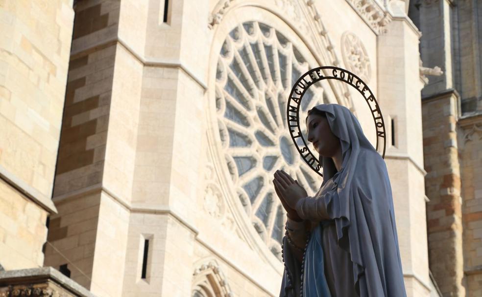 Candelas encendidas en honor a la Virgen de Lourdes