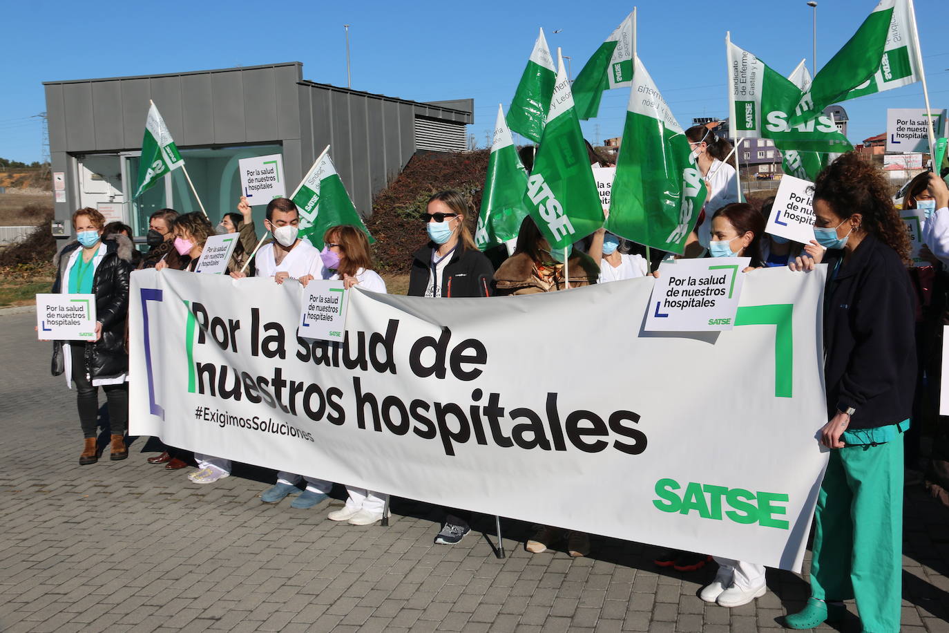 Satse se concentra frente al Hospital de León