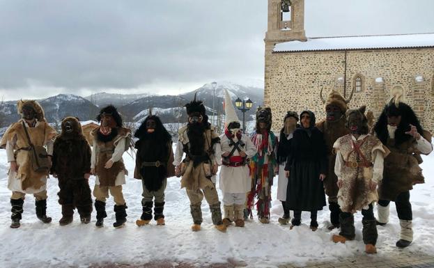 El 'antruido' devuelve a Riaño a su tradición