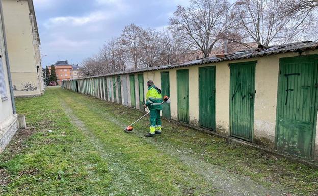 Ponferrada limpia el entorno de las carboneras del poblado de la MSP a la espera de hacer efectiva la expropiación