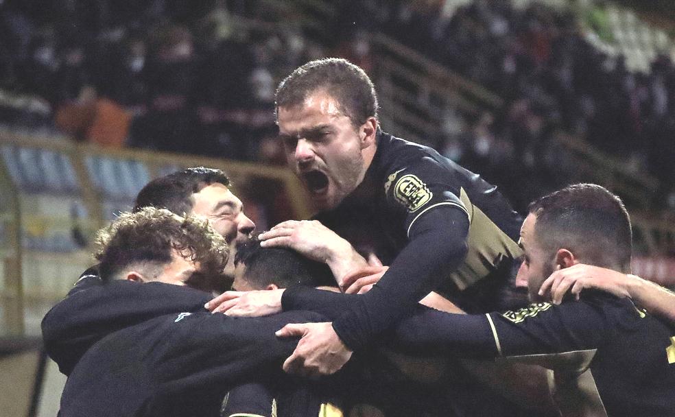 Ander Vitoria salva los muebles y engancha a la Cultural al sueño del playoff