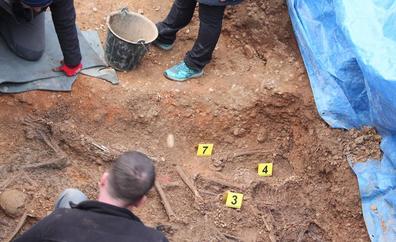 La ARMH encuentra diez cuerpos de represaliados en la fosa de Villadangos