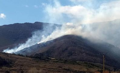 Medios aéreos y terrestres intervienen en un incendio forestal en Sena de Luna