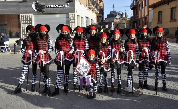 Más de 300 personas dan colorido y alegría a las calles de Valencia de Don Juan