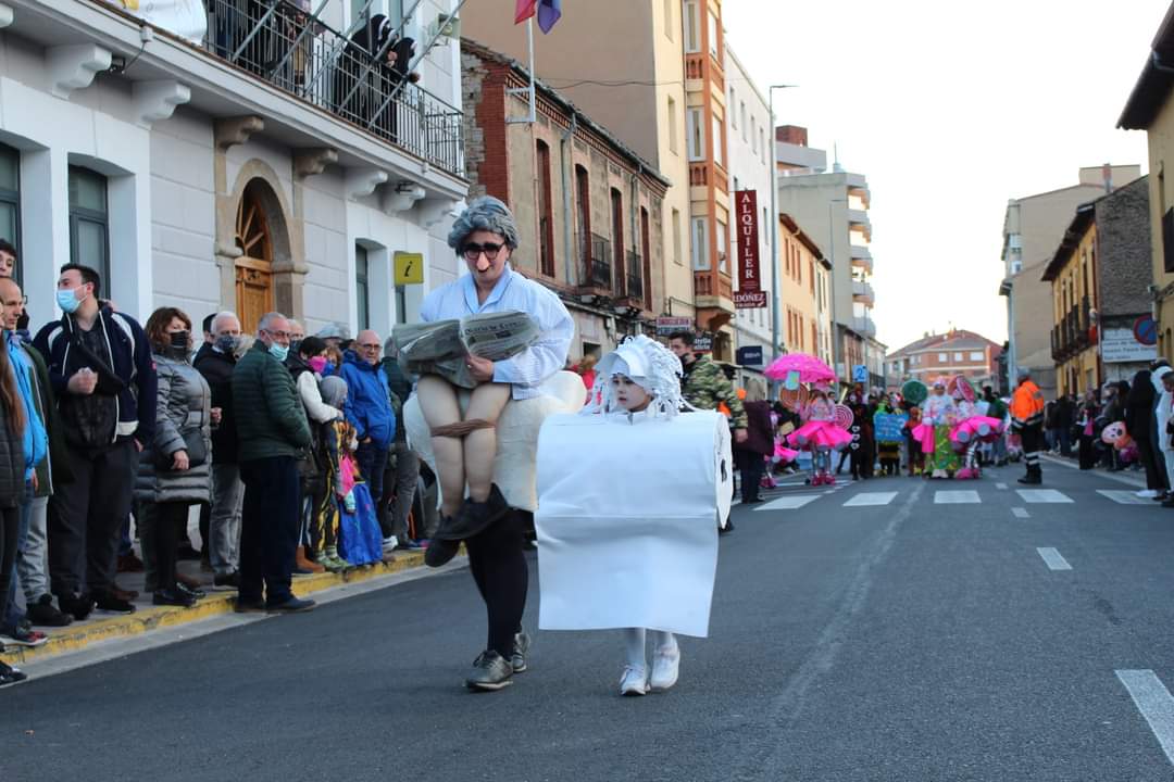 El Gran Desfile llena La Robla de colorido