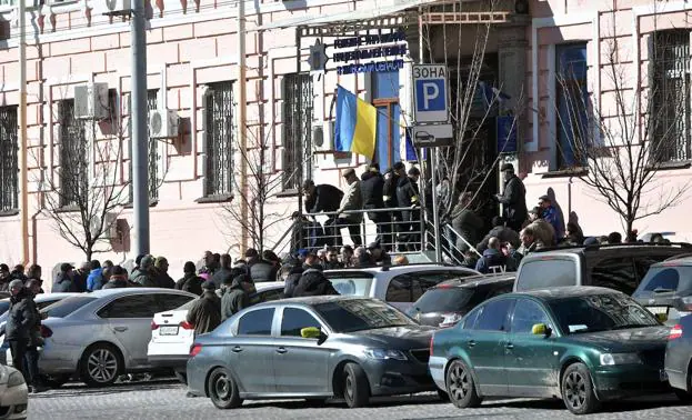 Reservistas ucranianos hacen cola en una estación de Policía en el centro de Kiev para alistarse./AFP