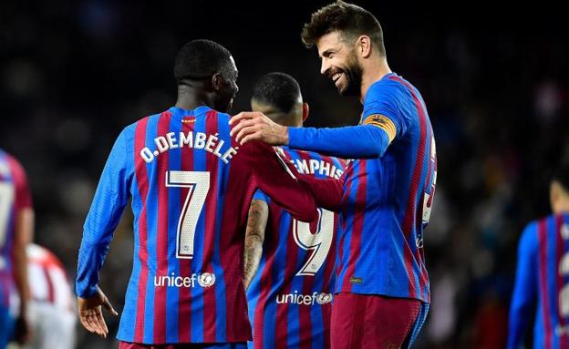 Piqué habla con Dembélé en pleno recital del Mosquito frente al Athletic. /Pau Barrena (Afp)