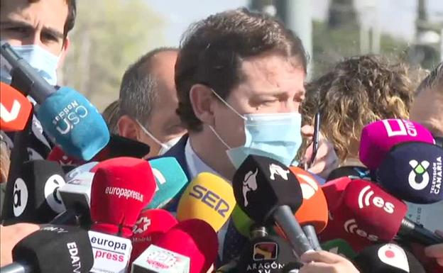 Mañueco traslada a Feijóo su apoyo para que lidere el PP