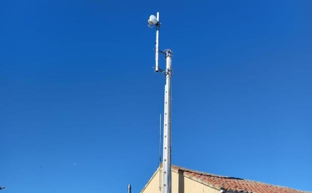 Ciudadanos denuncia la instalación de una antena en un colegio cerrado en Acebes