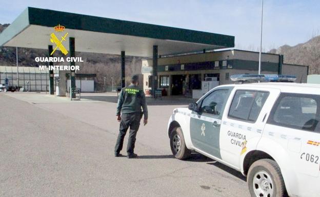 La Guardia Civil detiene a una persona por cuatro robos en una gasolinera y una panadería