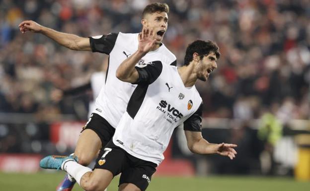 La calidad de Guedes mete al Valencia en la final