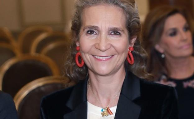 La Infanta Elena sale del exclusivo piso al que se ha mudado en el centro de Madrid