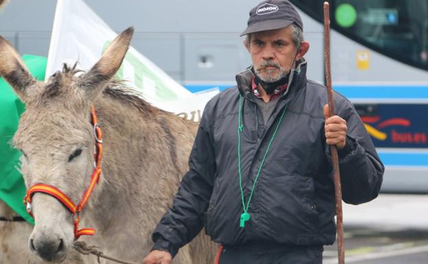 Unos 300 agricultores piden en León precios justos y la revisión de una PAC que acabará con el campo