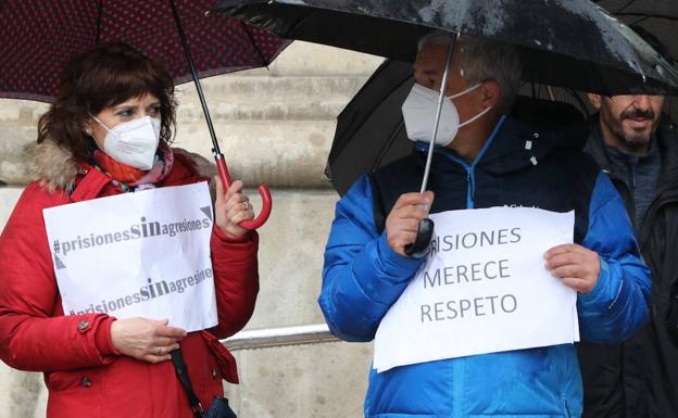 Los funcionarios de prisiones se concentran en Villahierro para reclamar seguridad y medios