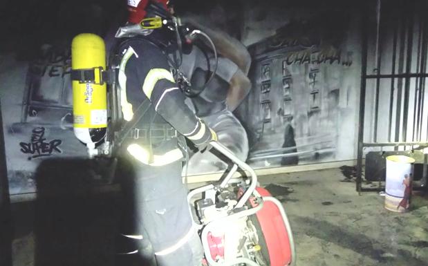 Un incendio en Bembibre obliga a desalojar un edificio de cinco plantas de viviendas